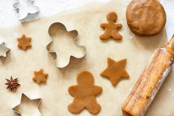 Biscoitos de gengibre em papel manteiga — Fotografia de Stock