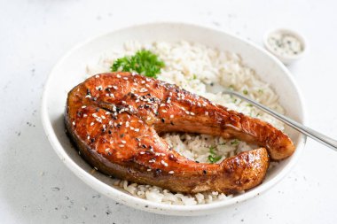 Teriyaki somon pirinç