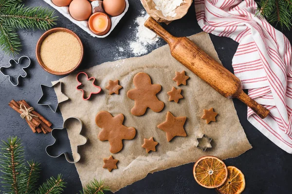 Preparation of gingerbread cookies on black concrete background — Stock Photo, Image