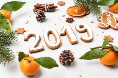 Yılbaşı yeni yıl 2019 düz yatıyordu kompozisyon parlak gri beton zemin üzerine