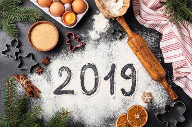 Yeni yıl 2019 un üzerinde yazılı. Noel gingerbread çerezleri fırın. Üstten görünüm