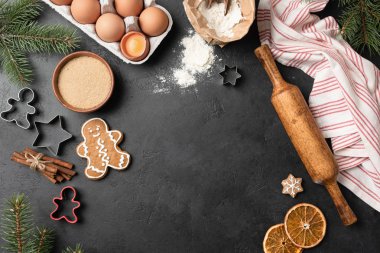 Tanımlama bilgileri arka plan pişirme. Gingerbread çerezleri düz siyah beton zemin üzerinde yatıyordu. Üstten görünüm, kopya alanı metin, tarifi veya tebrik için
