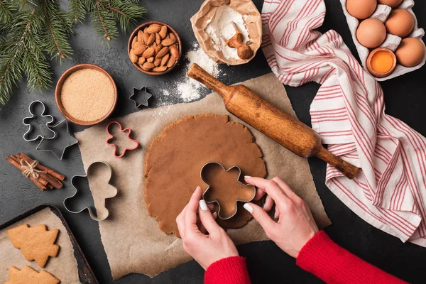 Cozinhar Biscoitos Gengibre Cortador Biscoitos Mãos Mulher Vista Superior Natal — Fotografia de Stock