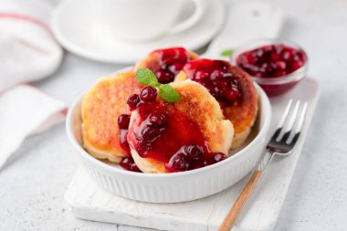 Lor Peynirli börek veya syrniki kızılcık sosu ile