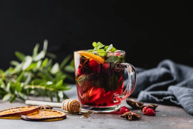 Cam fincan sıcak baharatlı kızılcık çay