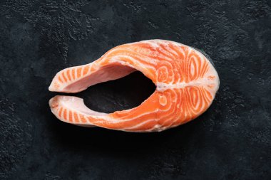 Siyah beton zemin üzerine taze çiğ somon biftek