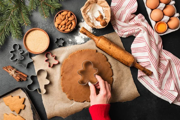 Preparation of gingerbread man cookies. Holiday baking concept — Stock Photo, Image