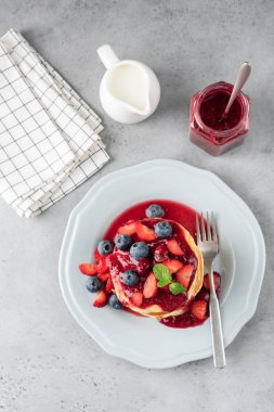 Çilek ve tatlı reçel krep