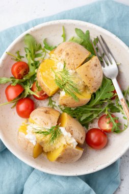 Fırında patates peynir ile doldurulmuş