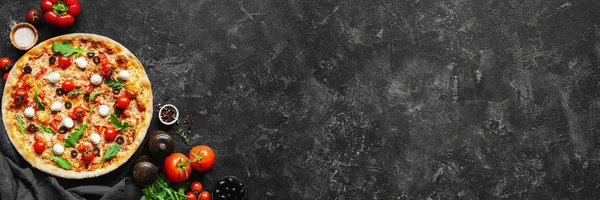 İtalyan pizza ve pizza pişirme malzemelerin üzerine siyah arka plan beton