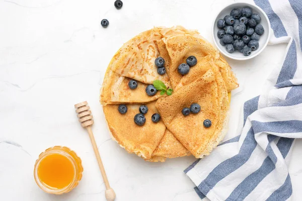 Blini ou crêpes aux baies fraîches et au miel — Photo