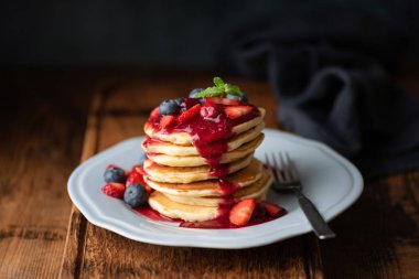 Ahşap masa üzerinde Berry soslu lezzetli gözleme
