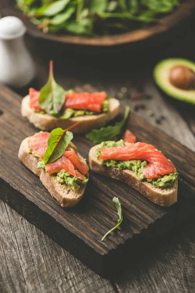 Здоровые открытые бутерброды с авокадо и лососем — стоковое фото