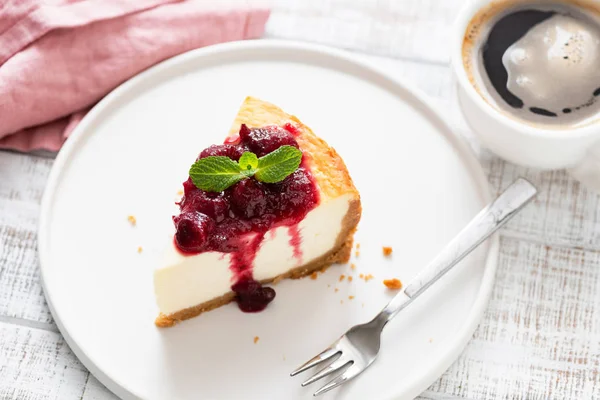 Cheesecake Σάλτσα Κεράσι Στο Πιάτο Ξύλινο Τραπέζι Και Καφέ Top — Φωτογραφία Αρχείου