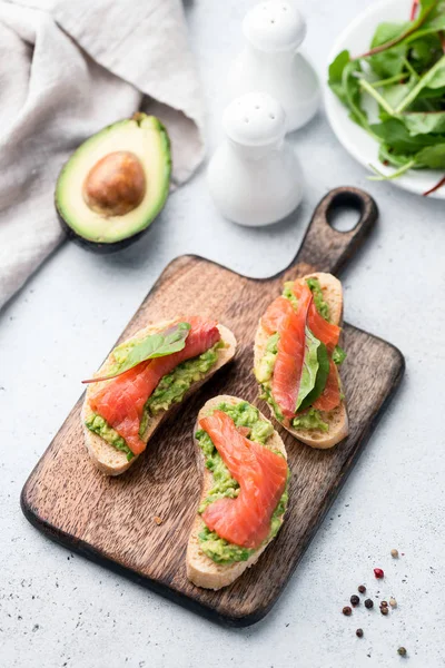 Смачні бутерброди з авокадо та лососем — стокове фото
