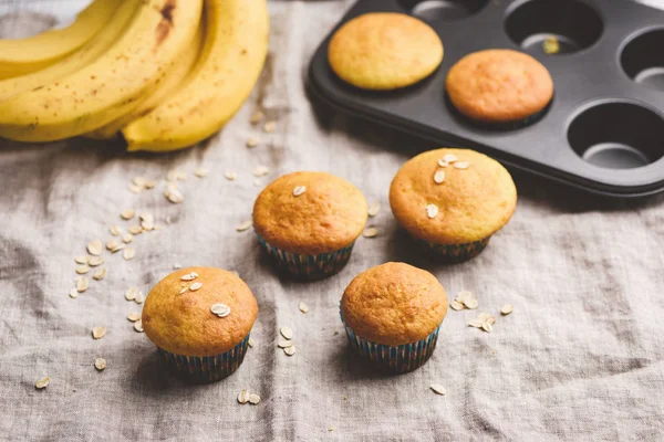 Magdalenas de plátano veganas saludables con copos de avena —  Fotos de Stock