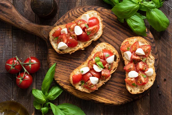 Bruschetta italiana clásica con queso mozzarella de tomate — Foto de Stock