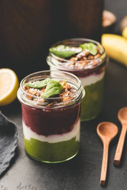 Katmanlı acai avokado yüzlü kavanoza, sağlıklı kahvaltı