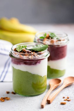 Avokado ıspanak yüzlü kavanoz içinde