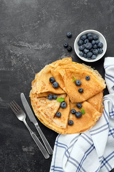 Blini, blintzes ou crêpes sur fond noir — Photo