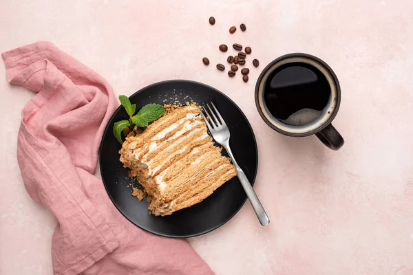 Шарувато-медовий карамельний торт Медовик і чашка чорної кави — стокове фото