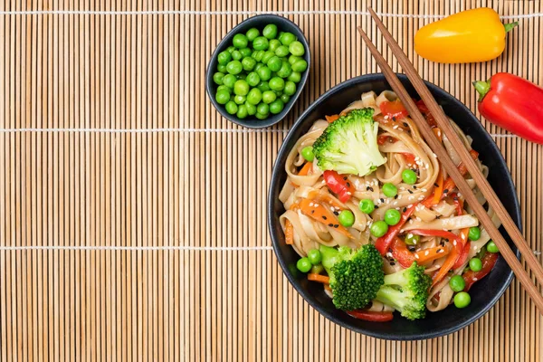 Asian noodle stir fry with vegetables and beans — Stock Photo, Image
