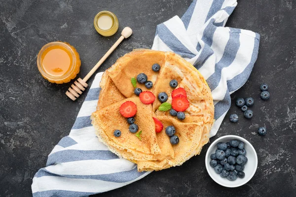 Crêpes Françaises ou Blini Russe aux baies — Photo