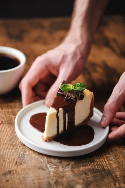Cheesecake με σάλτσα σοκολάτας και καφέ — Φωτογραφία Αρχείου