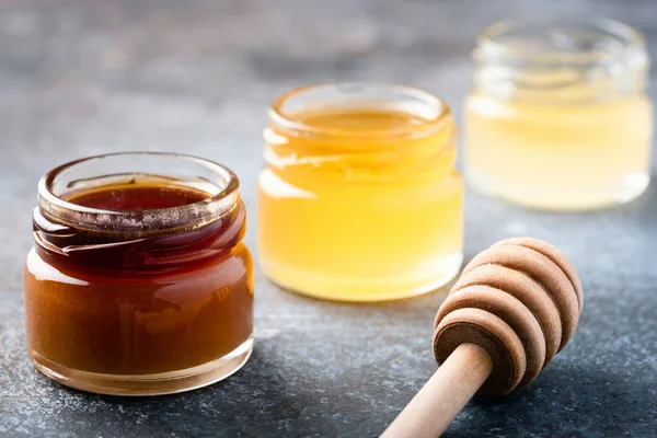 Sortimento de mel em jarros — Fotografia de Stock