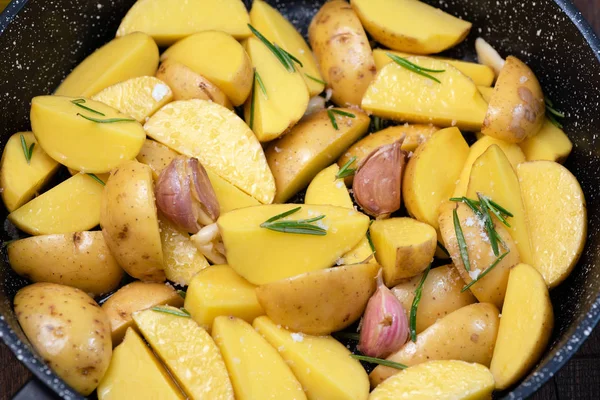 土豆楔子配迷迭香、大蒜和海盐 — 图库照片