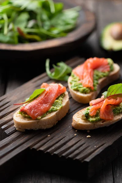 Mini bruschetta tostada con salmón y aguacate — Foto de Stock