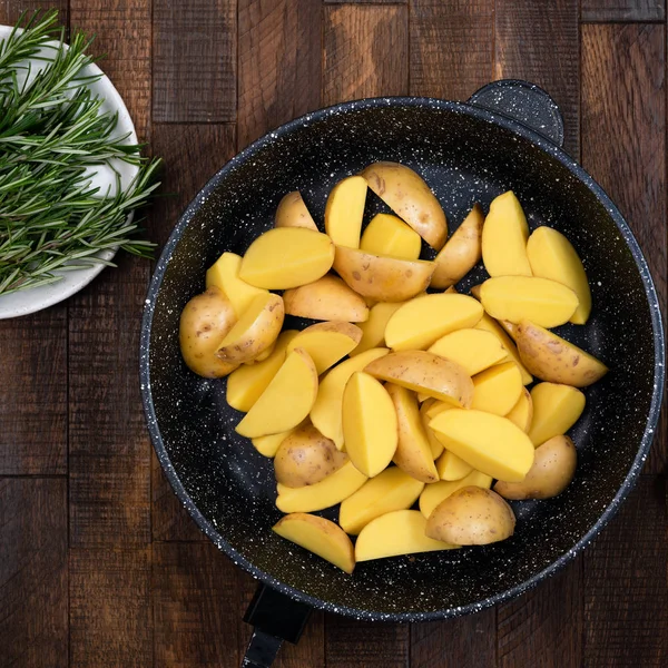 Cunei di patate in padella di ghisa — Foto Stock