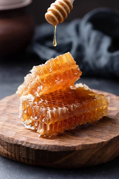 Mergulhador de favo de mel e mel com mel líquido — Fotografia de Stock