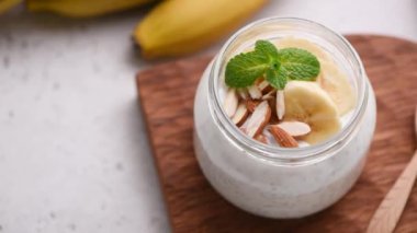Chia puding muz ve badem kavanoza ile. Sağlıklı gıda veya superfood HD görüntüleri