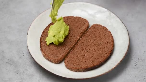 Läckra Vegan Avocado Toast Med Körsbär Tomat Och Ruccola Hälsosam — Stockvideo