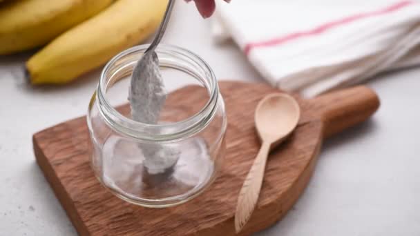 Läckra Vegan Chia Pudding Med Banan Burk Footage Förberedelse Hälsosam — Stockvideo