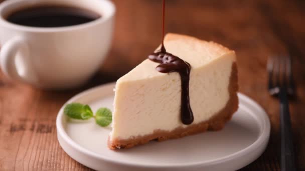 Cheesecake Slice Chocolate Sauce Pouring Chocolate Sauce Slice Cheesecake — Stock Video