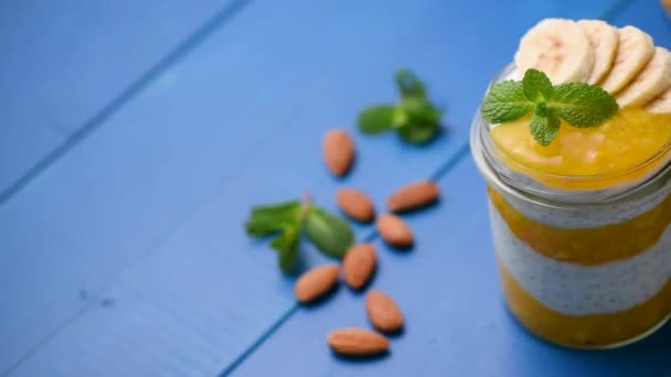 Layered Mango Chia Pudding Burk Råa Efterrätt Frisk Vegan Mellanmål — Stockvideo