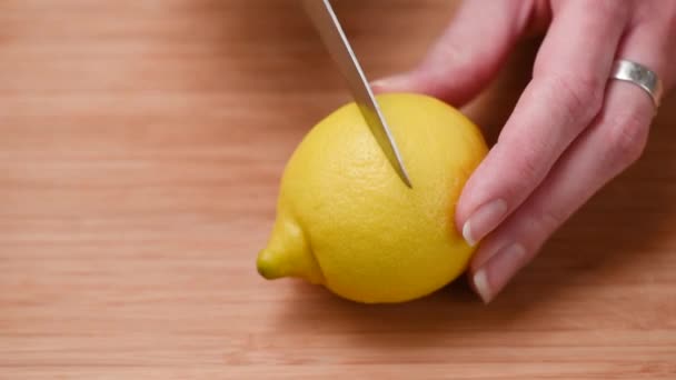 Vrouw Snijden Citroen Helften Verse Citrusvruchten Houten Snijplank — Stockvideo