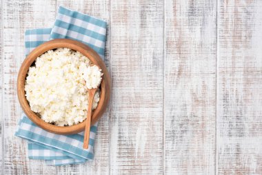 Süzme peynir veya Tvorog ahşap kase