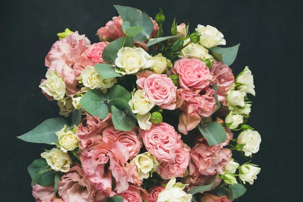 Beau bouquet de roses avec eucalyptus — Photo