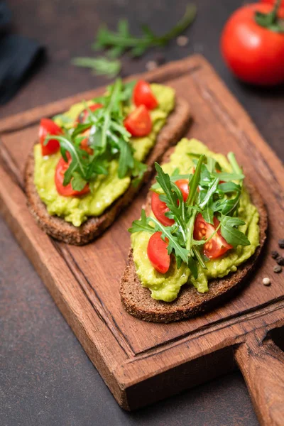 Gezonde toast met avocado, tomaat, rucola — Stockfoto