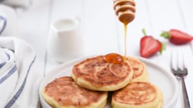 Tatlım dökme syrniki ya da krep, espresso kahve ile lezzetli breakfast