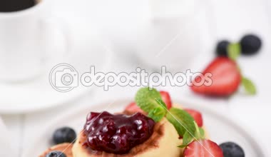 Krep veya syrniki taze yaban mersini, çilek ve reçel ile portre görünümünü