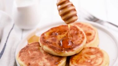 Tatlım dökme krep, süzme peynir krep veya syrniki, beyaz masada lezzetli breakfast