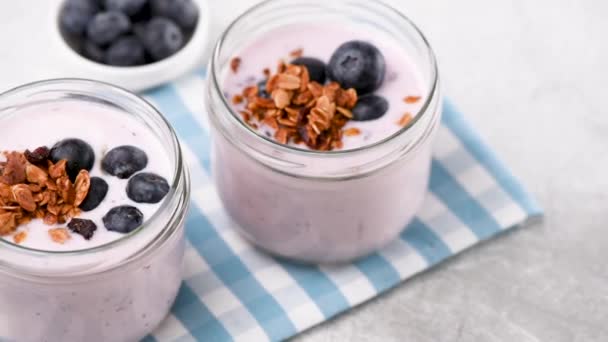 吃蓝莓酸奶 健康的早餐或小吃 吃酸奶的妇女 — 图库视频影像