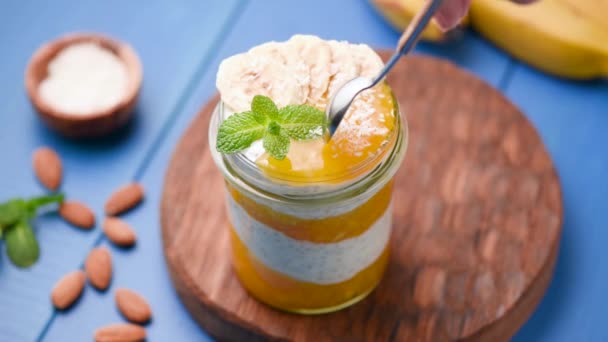 Het Eten Van Veganistische Chia Pudding Met Mango Gezonde Voeding — Stockvideo
