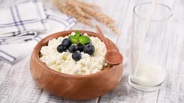 Verter Leche Vaso Tazón Requesón Tvorog Lado Imágenes Alta Definición — Vídeos de Stock