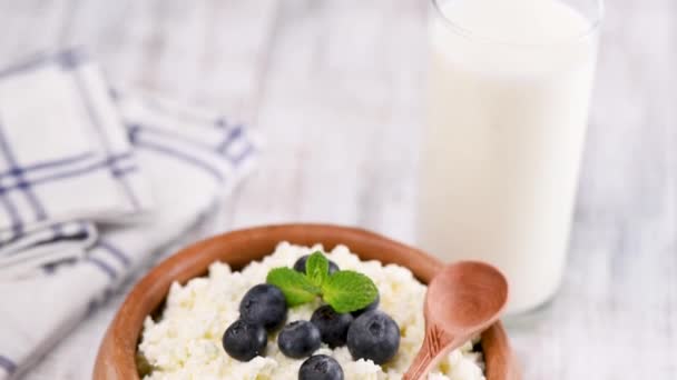 Quark Oder Tvorog Holzschüssel Und Glas Auf Milch Auf Weißem — Stockvideo