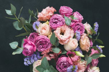 Peonies ve gül buket okaliptüs ile dekore edilmiştir. Siyah arka plan üzerine düğün ya da doğum günü çiçekleri